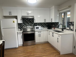 Private kitchen - Spacious 2 bed 1 bath suit in West Abbotsford (Abbotsford)