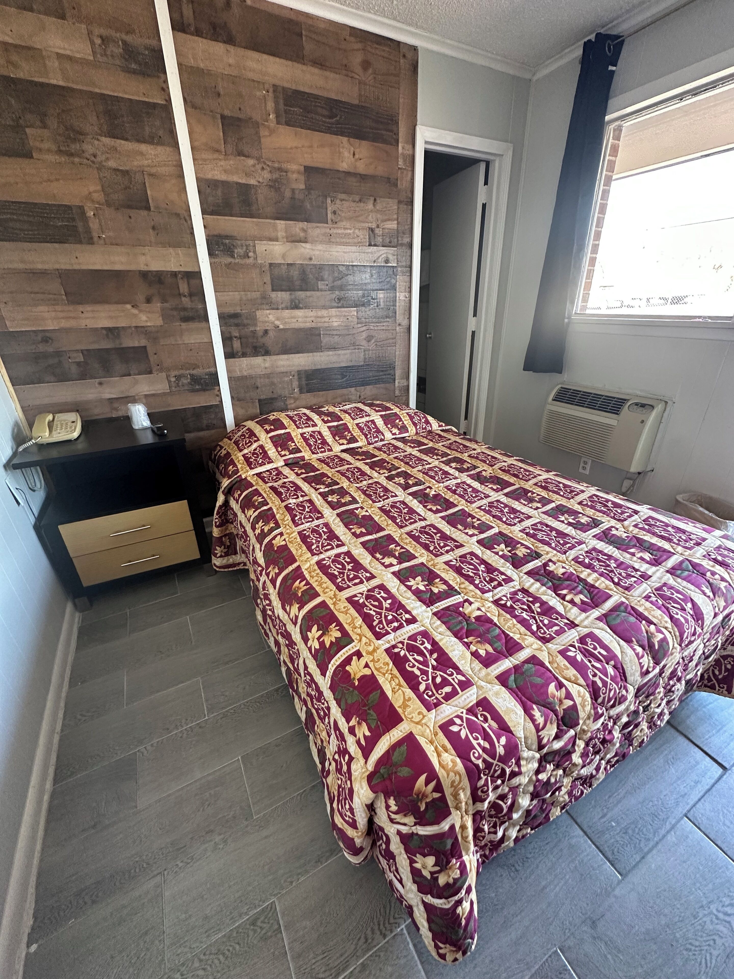 Habitación individual estándar, planta baja | Escritorio, wifi gratis y ropa de cama 