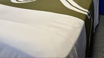 Habitación individual estándar, planta baja | Escritorio, wifi gratis y ropa de cama