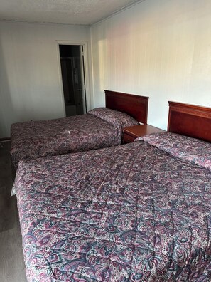 Habitació doble o amb dos llits individuals bàsica | Escriptori, wifi gratuïta i roba de llit 