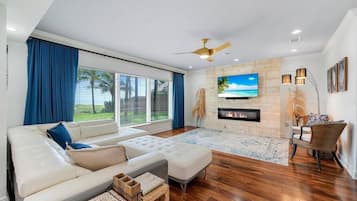 Smart-TV, Kamin, Videospiele, Tischfußball