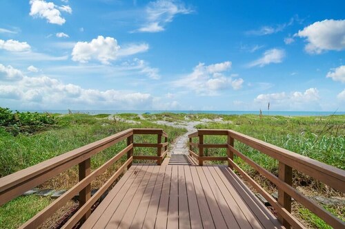 Dream Beach Home Vacation - Direct Beach Access & Exquisite Waterfront Views
