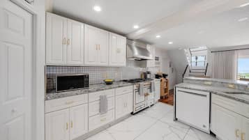 Frigorífic, microones, forn i placa de cuina