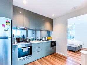 Réfrigérateur, four à micro-ondes, un four, surface de cuisson
