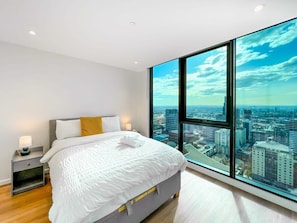2 bedrooms, desk, iron/ironing board, WiFi