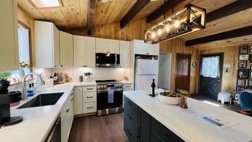 Køleskab, mikrobølgeovn, ovn, kogeplade