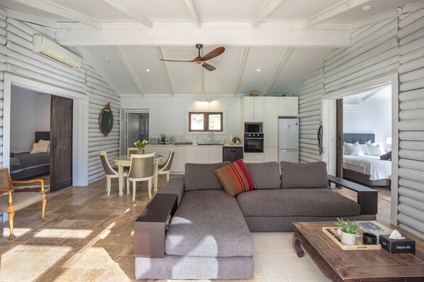 Smart-tv, een open haard en een stereo