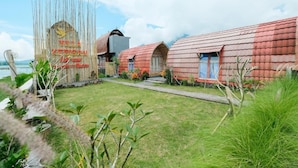 A bungalow-style hotel with red-tiled roofs and a bamboo entrance. - Villa Kedisan Lake View Kintamani (Kintamani)