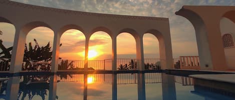 Een buitenzwembad, open van 09.30 uur tot 20.00 uur, en ligstoelen