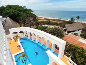 Alberca al aire libre, acceso de 09:30 a 20:00, y camastros