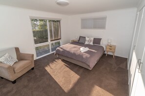 3 bedrooms, iron/ironing board, internet, bed sheets - Lochview - Pet Friendly Merimbula (Merimbula)