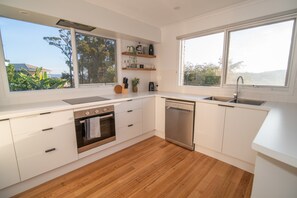 Fridge, microwave, oven, stovetop - Lochview - Pet Friendly Merimbula (Merimbula)