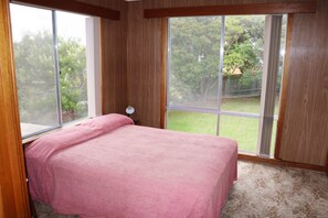 4 bedrooms, iron/ironing board, Internet, bed sheets