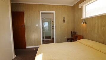 4 bedrooms, iron/ironing board, internet, bed sheets