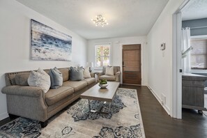 Living area - Historic House in Downtown Raleigh~Built in 1919 (Raleigh)