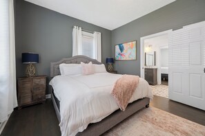 4 bedrooms, WiFi, bed sheets - Historic House in Downtown Raleigh~Built in 1919 (Raleigh)