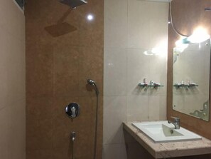 Deluxe Room | Bathroom