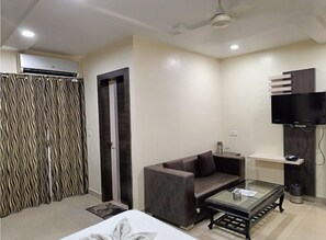 Deluxe Room | 1 bedroom, free WiFi
