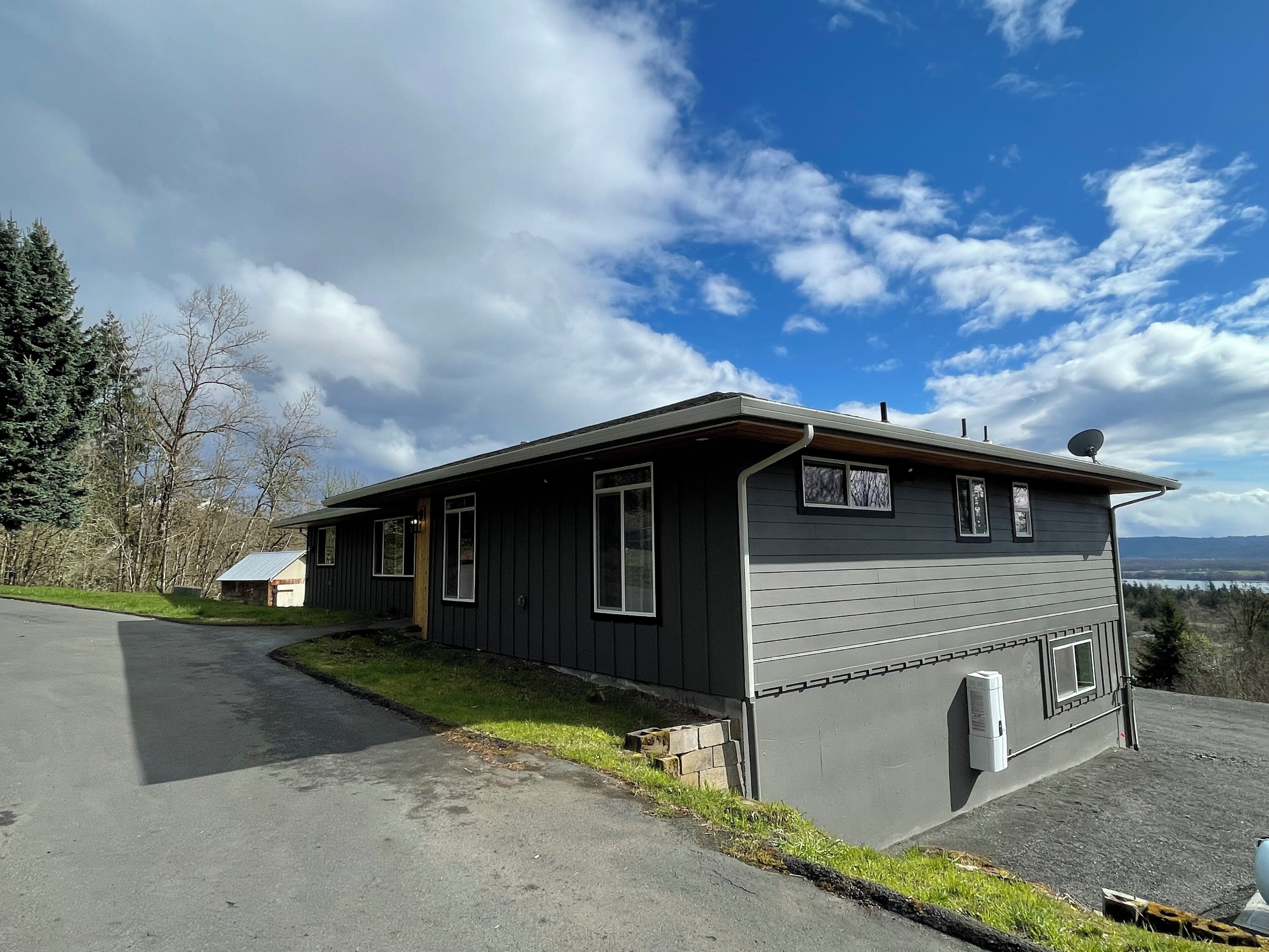 4,400 square foot home in Kalama with Columbia River views!