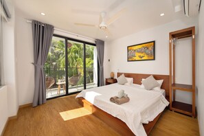 3 bedrooms, desk, iron/ironing board, travel crib