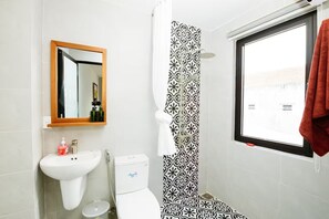 Shower, hair dryer, slippers, towels - Beach Forest Villa (Thành phố Hội An)