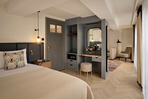 Premium bedding, in-room safe, desk, laptop workspace - The Reach at Piccadilly, Manchester, a Tribute Portfolio Hotel (Manchester)