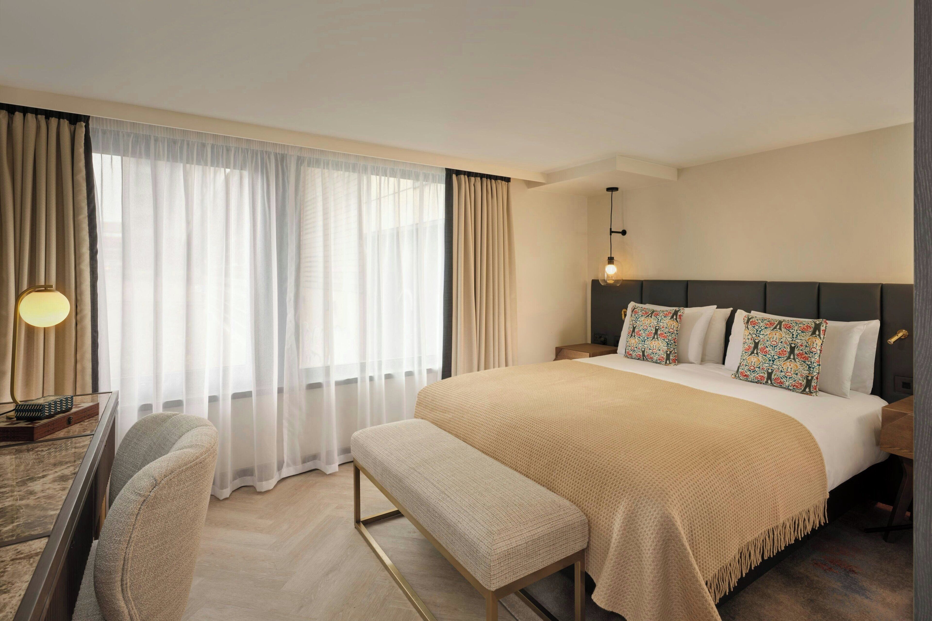 Sengetøy av topp kvalitet, safe på rommet og skrivebord