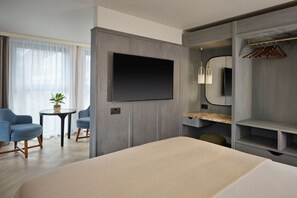 Suite Junior, 1 très grand lit, balcon, vue sur la ville | Literie de qualité, coffre-fort, bureau