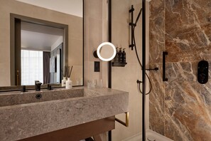 Suite Junior, 1 très grand lit, balcon, vue ville | Salle de bain