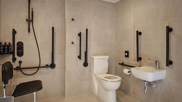 Et moderne badeværelse med toilet, vask og brusebad.