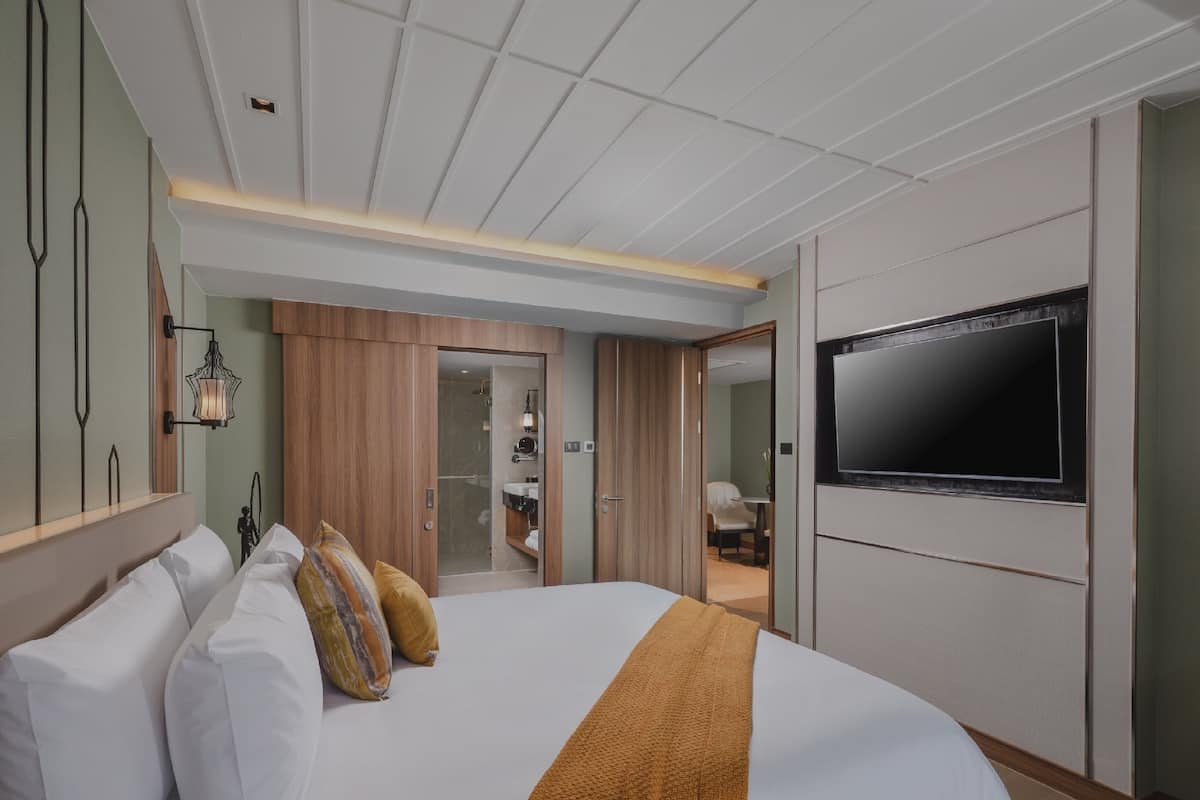 1 bedroom, premium bedding, minibar, in-room safe