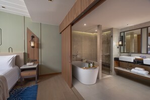 Suite ejecutiva | Baño | Amenidades de baño gratuitas, secadora de cabello, batas, pantuflas