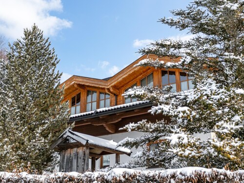 Beautiful group accommodation only 240m from the ski lift!