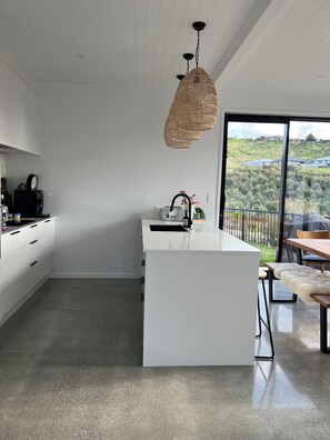 Fridge, oven, stovetop, dishwasher - Tauranga Rural Escape-Freshly build (Ohauiti)