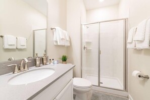 Bathtub, hair dryer, towels, shampoo - Modern Comfort 4BR Home with Pool (Kissimmee)