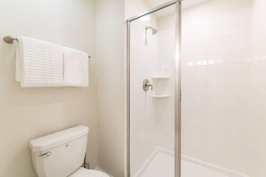Bathtub, hair dryer, towels, shampoo - Modern Comfort 4BR Home with Pool (Kissimmee)