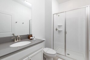 Badewanne, Haartrockner, Handtücher, Shampoo