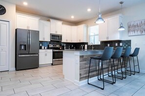 Fridge, microwave, oven, stovetop - Modern Marvel-Spacious, Themed, Fun-Filled (Kissimmee)