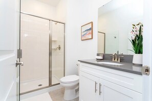 Bathtub, hair dryer, towels, shampoo - Chic Modern, Themed Bedrooms, Private Pool (Kissimmee)