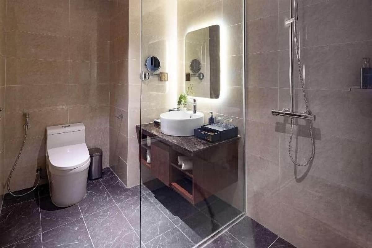 Bathroom | Free toiletries, hair dryer, bathrobes, slippers