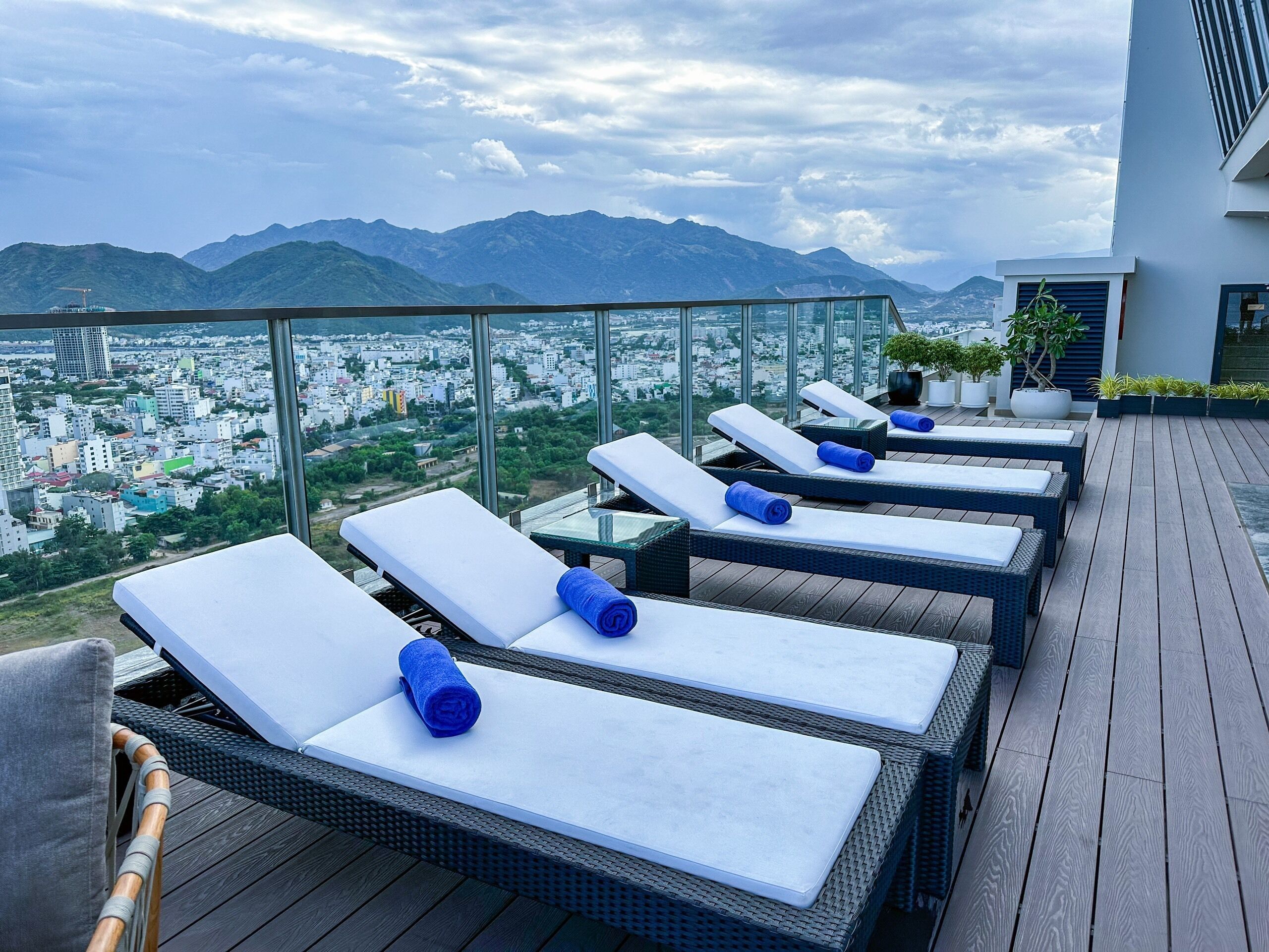 Terraza en la azotea con sillones y vista a la ciudad.