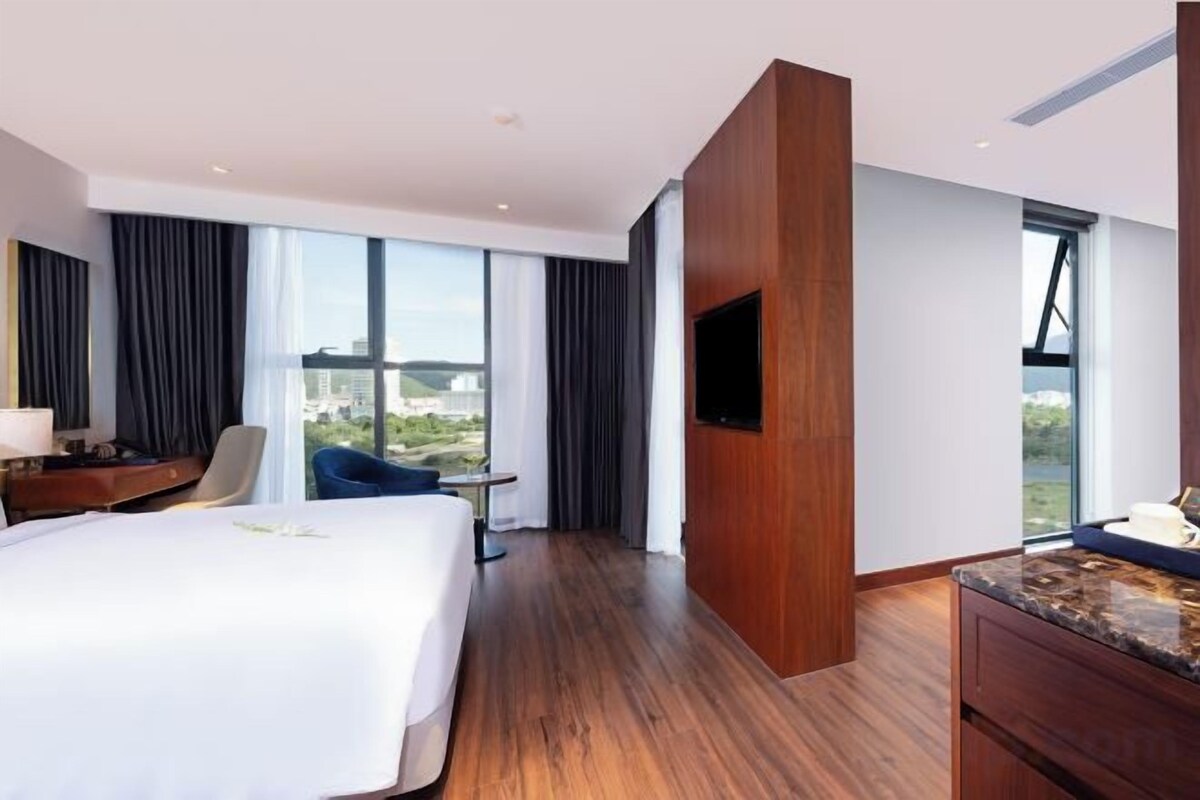 Minibar, in-room safe, desk, blackout curtains