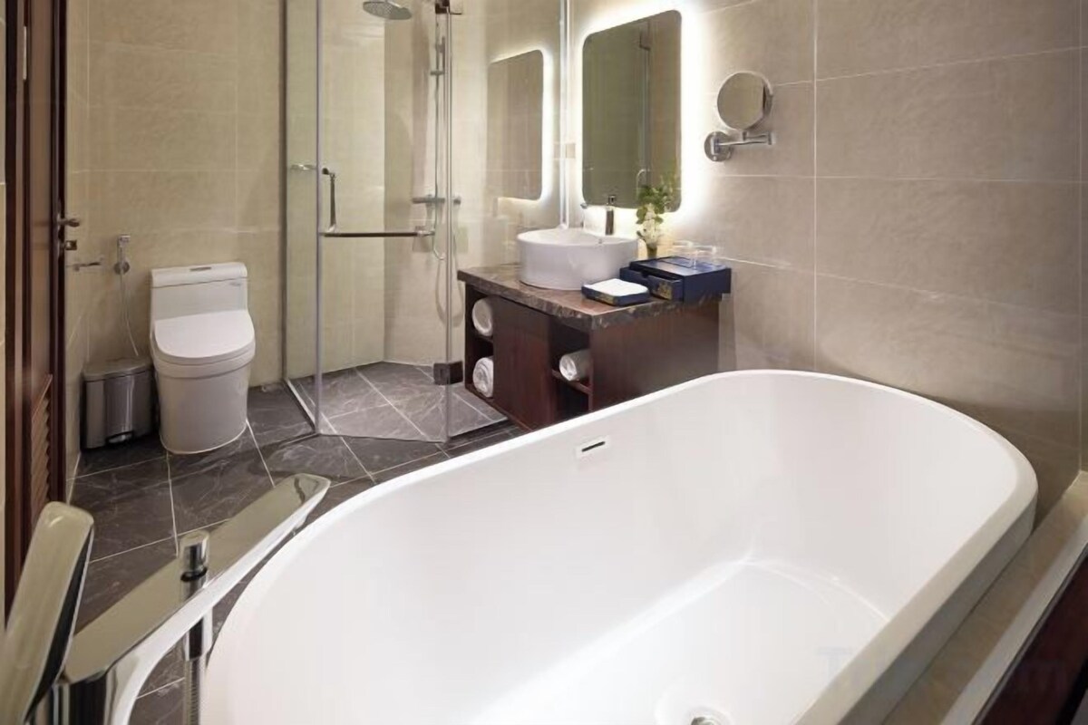 Bathroom | Free toiletries, hair dryer, bathrobes, slippers