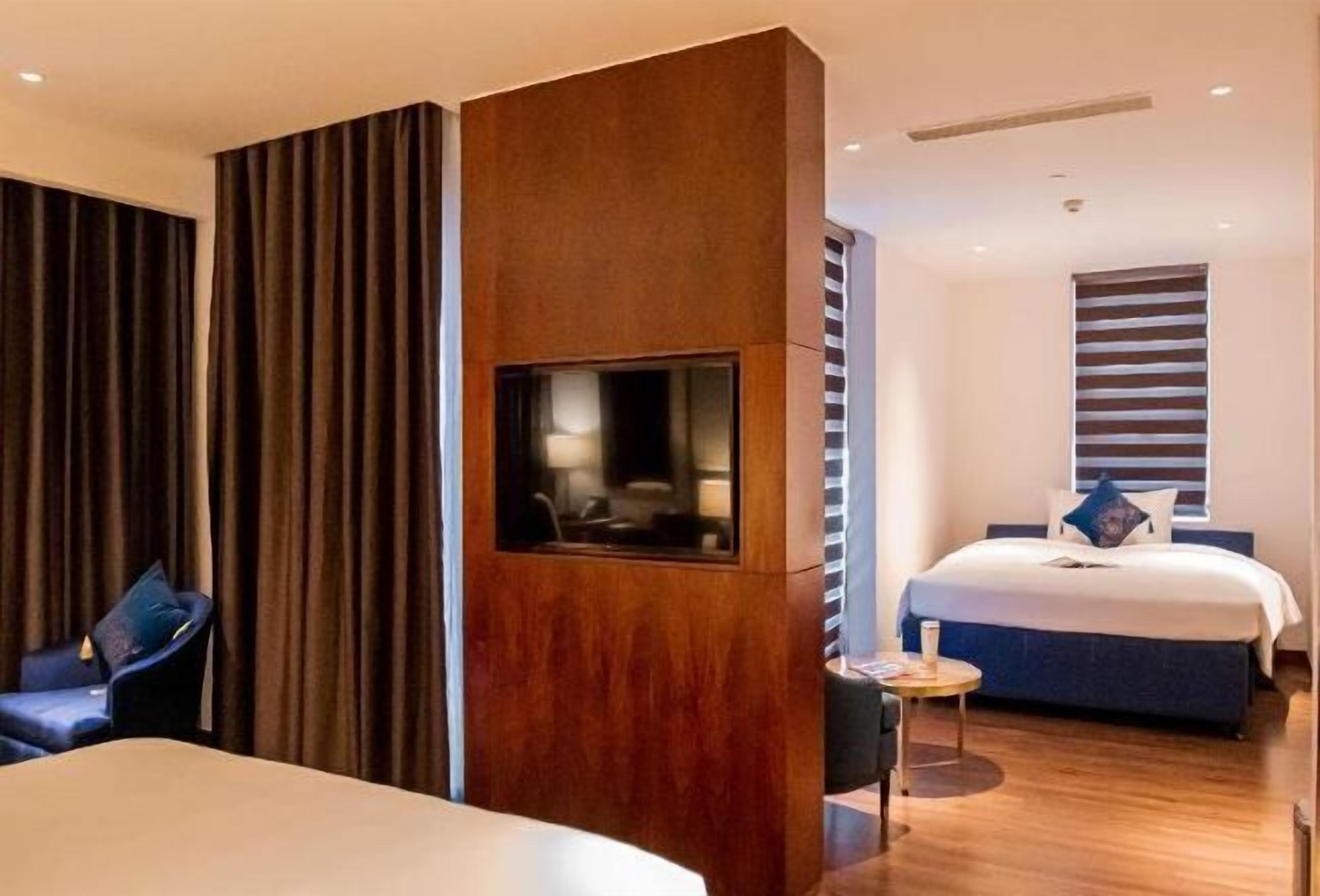 Minibar, caja de seguridad en la habitación y escritorio 