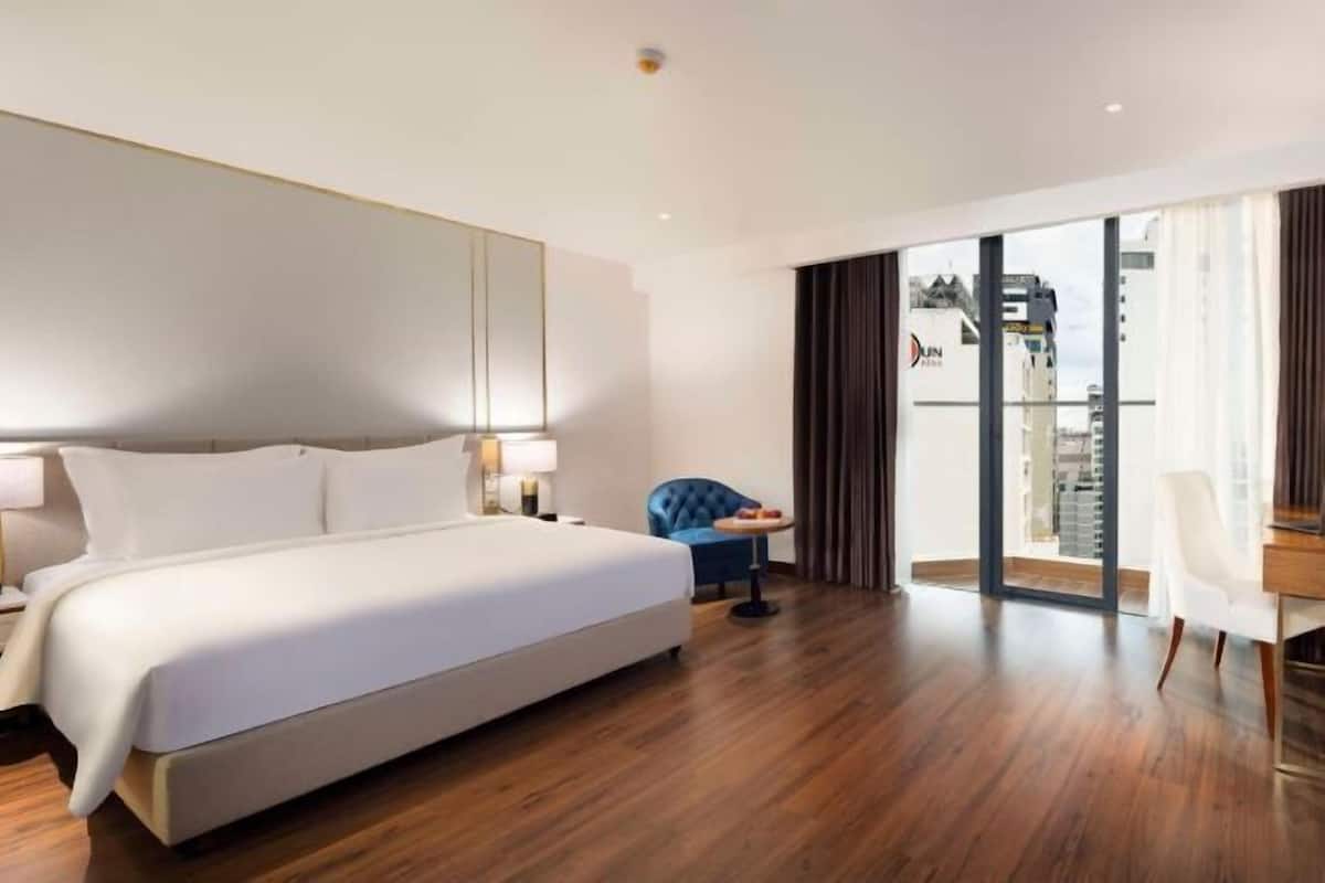 Minibar, in-room safe, desk, blackout curtains