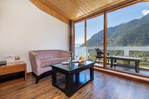 Ropa de cama hipoalergénica y tabla de planchar con plancha