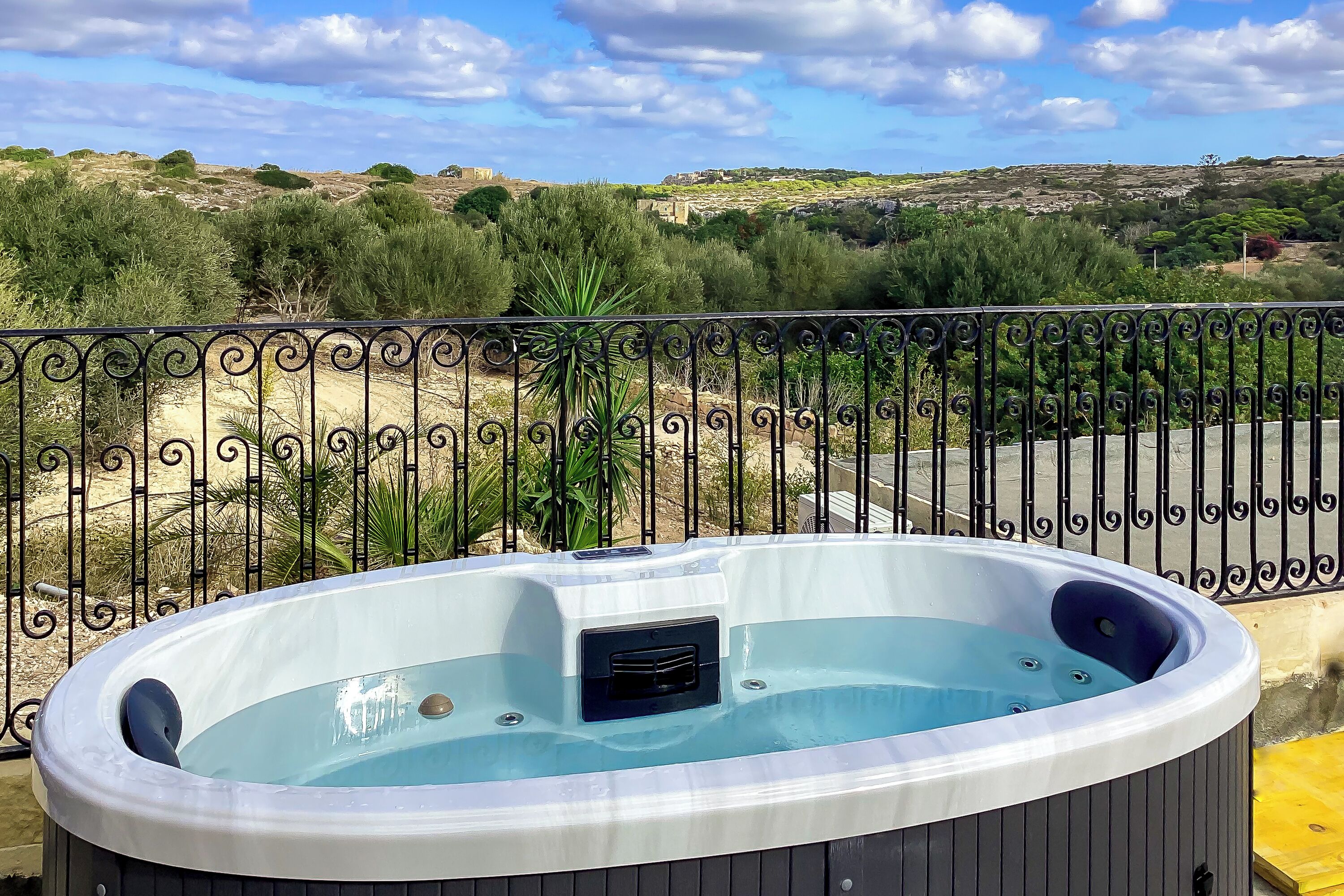 Villa Familiale, plusieurs chambres, 2 salles de bains (Pleasant stone house & jacuzzi St) | Bain à remous extérieur