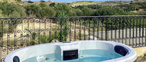Perhehuvila, useita makuuhuoneita, 2 kylpyhuonetta (Pleasant stone house & jacuzzi St) | Ulkoporeallas