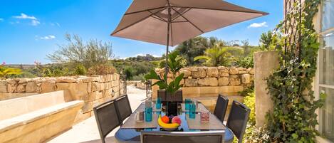 Familie villa, 1 slaapkamer, 2 badkamers (Pleasant stone house & jacuzzi St) | Buiten dineren