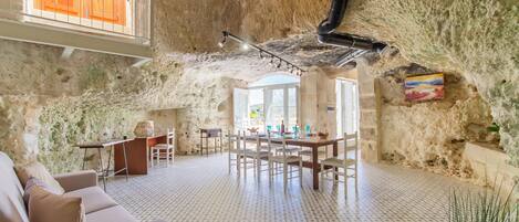 Familie villa, meerdere slaapkamers, 2 badkamers (Pleasant stone house & jacuzzi St) | Interieur